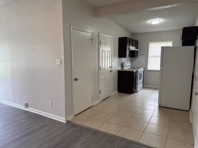 Building Photo - 1204 Carthage Dr