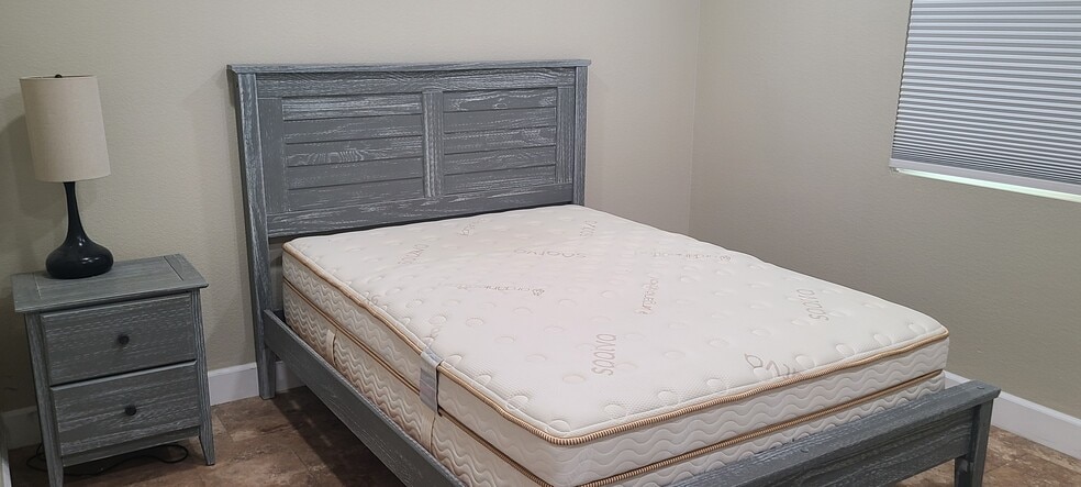 Building Photo - 761 Diamond Dr