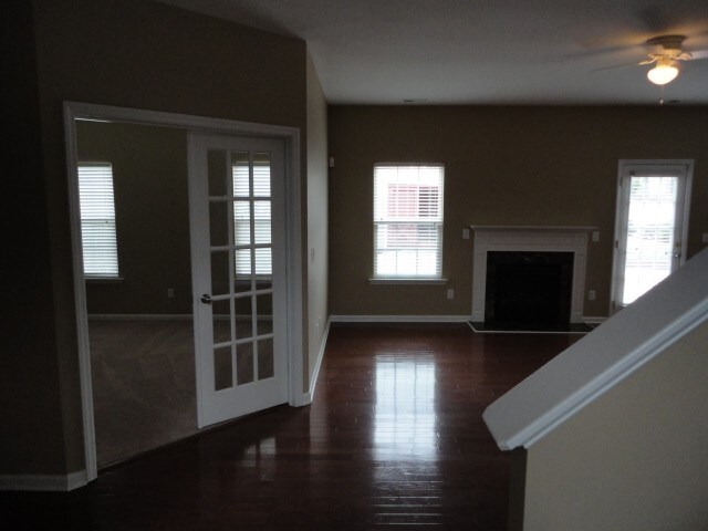 Building Photo - 1010 Golden Crest Dr