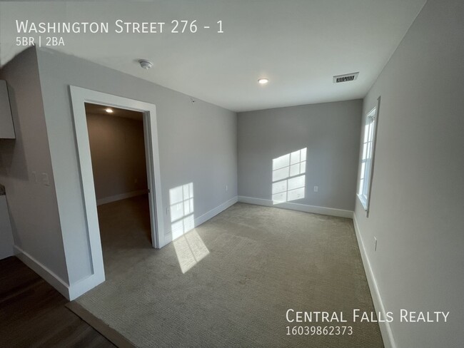 Building Photo - 4+ Bedroom Townhouse Walking Distance to D...