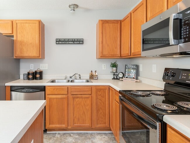 Building Photo - Super Townhouse with 2 MASTER BEDROOMS!