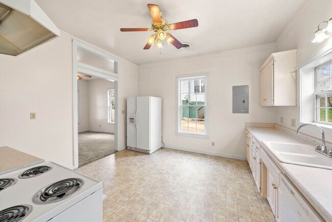 Building Photo - Cozy 2 Bedroom Downtown Home Available!