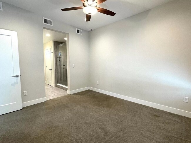 Building Photo - 2 Bedroom 2 Full Bathrooms and 2 Half Bath...