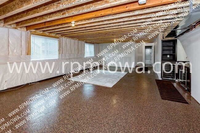 Building Photo - 4721 NE Oak Dr