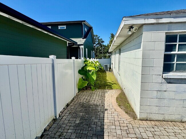 Building Photo - 3 Bed, 2 Bath Tampa Home Walking Distance ...