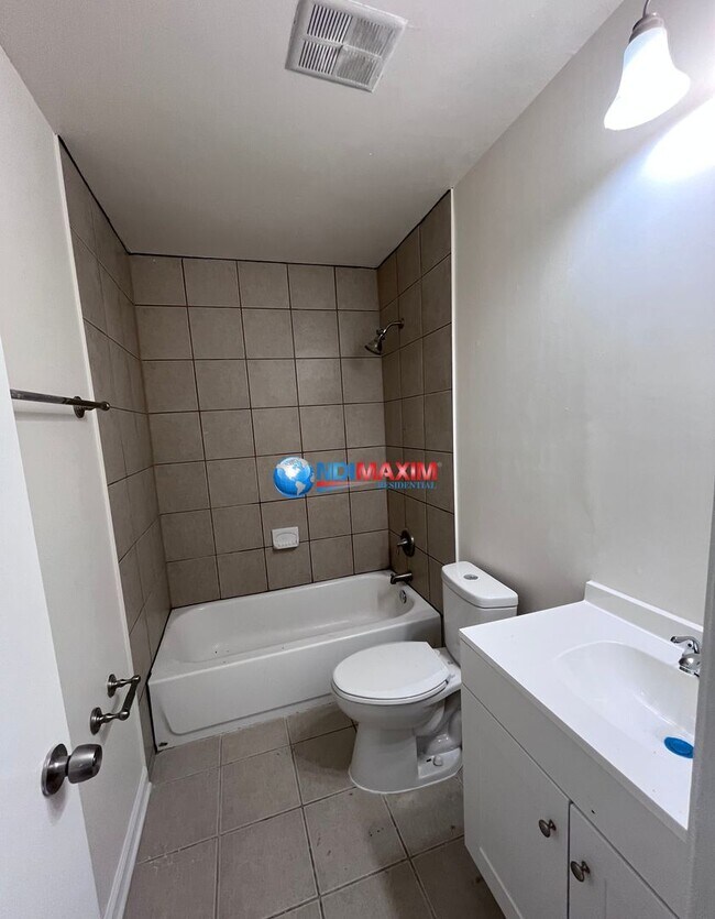 Building Photo - Nice split-level house in Norcross