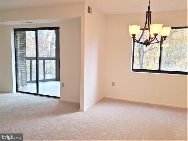 Building Photo - 15100 Interlachen Dr