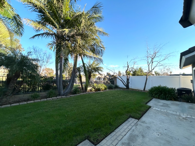 Building Photo - 1742 Oakview Way