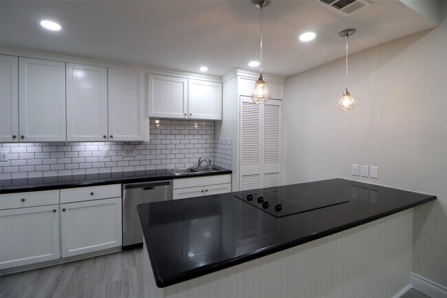 Building Photo - 5929 Queensloch Dr