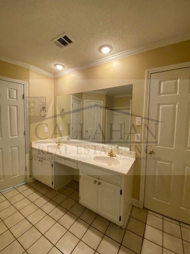 Building Photo - Cabot 3 bedroom with extra garage