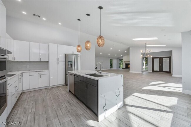 Building Photo - 6161 Waxmyrtle Way