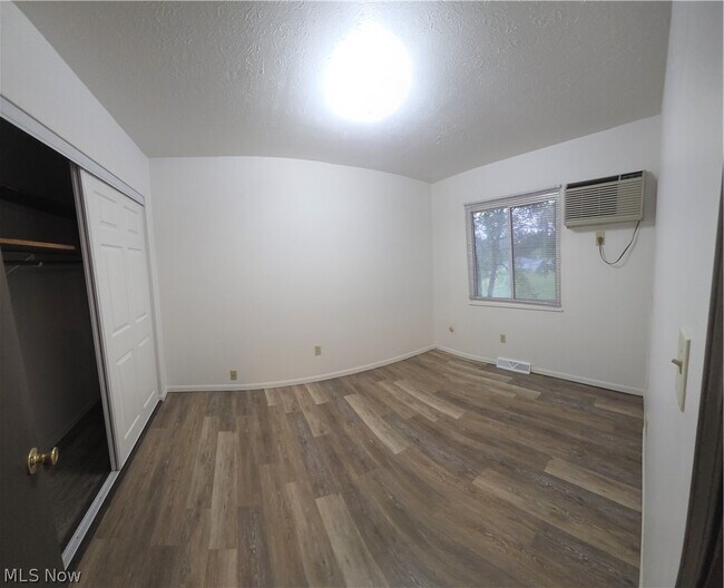 Building Photo - 240 Lilac Pl