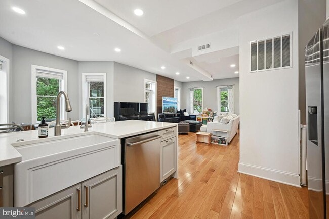 Building Photo - 522 F St NE