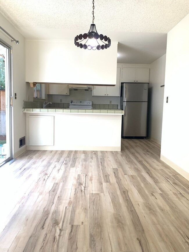 Building Photo - 1252-1254 Valerian Court