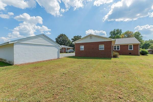 Building Photo - 206 Abbotts Ave