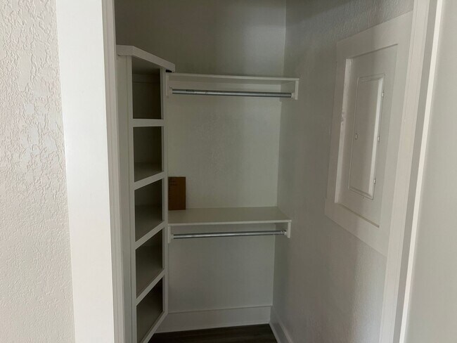 Building Photo - 4 Bed 2 Bath Apartment