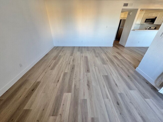 Building Photo - BRIGHT 2-BEDROOM CONDO NEAR STRIP & UNLV W/ PRIVATE BALCONY