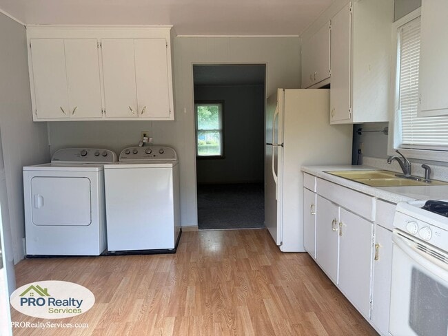 Building Photo - 2 Bedroom Home with a Large Fenced in Yard