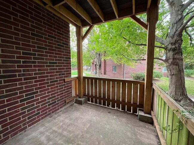 Building Photo - 1360 Brook St