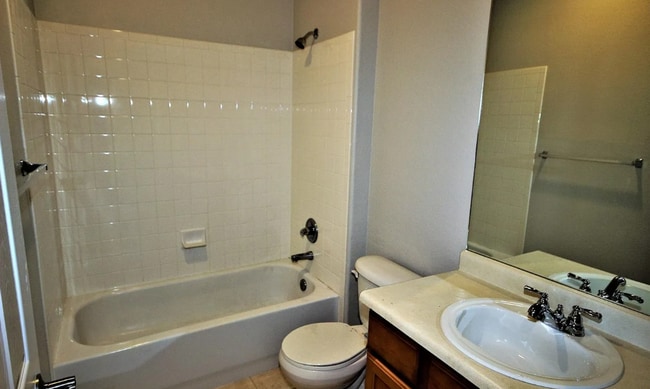 Building Photo - Inviting Open-Concept Townhome!