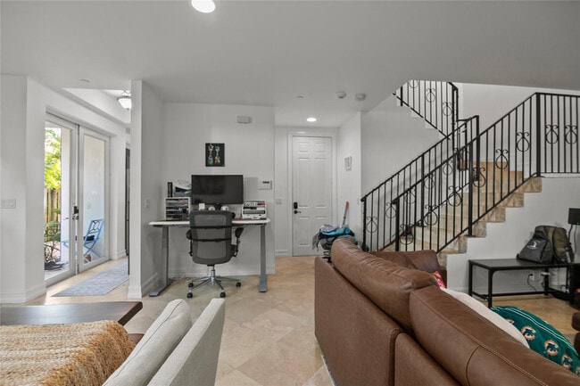 Building Photo - 732 NE 15th Ave