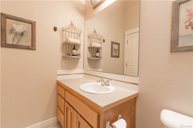 Building Photo - 3 bd 3 bath townhouse close to SPU