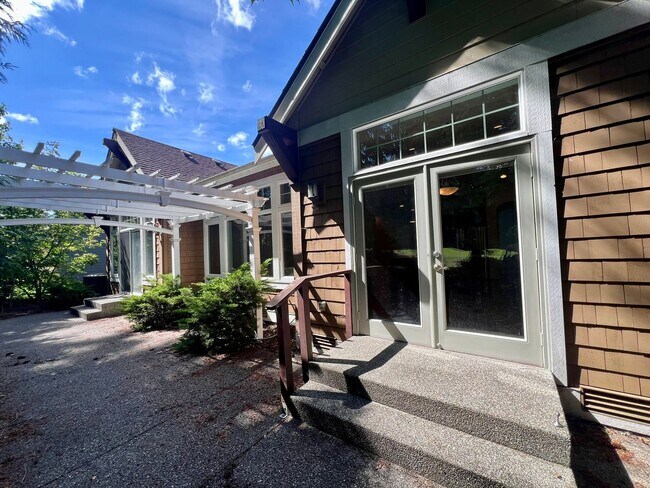 Building Photo - PENDING APPLICATION; Spacious Home on Golf Course  - All Bedrooms En Suite
