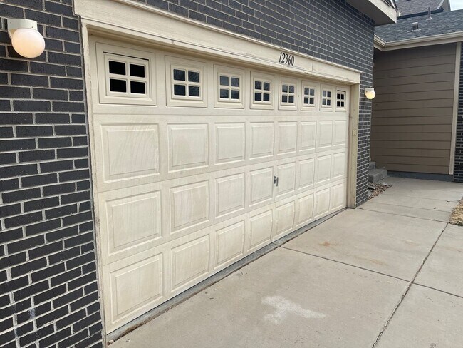 Building Photo - Amazing 3 Bed, 2 Bath, 3 Car Garage Home for Rent