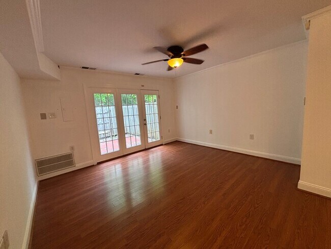 Building Photo - 2 Bedroom Townhome walking distance to Plaza Midwood.