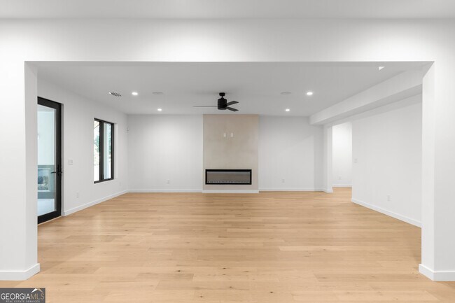 Building Photo - 3293 Lenox Pl NE