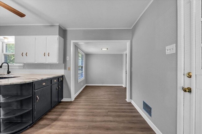 Building Photo - 1325 Sunset St