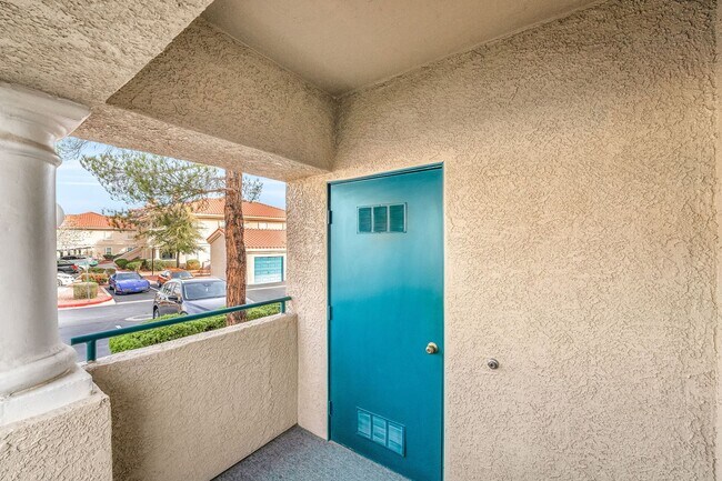 Building Photo - Light-Filled Dual-Suite Condo with Soaring Ceilings, Fireplace & Private Balcony in Amenity-Rich ...