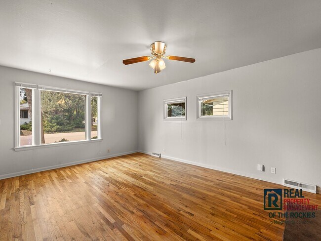 Building Photo - Spacious Home Near CSU w/ Flexible Basemen...