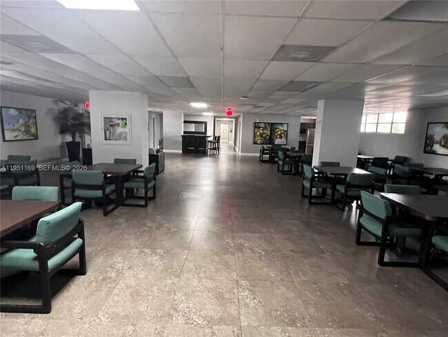 Building Photo - 200 Leslie Dr