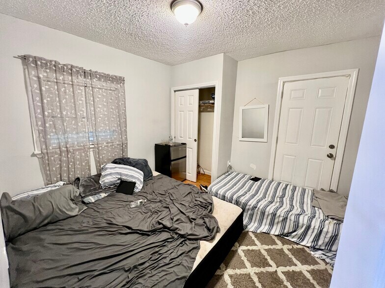 Building Photo - 227 Everett St