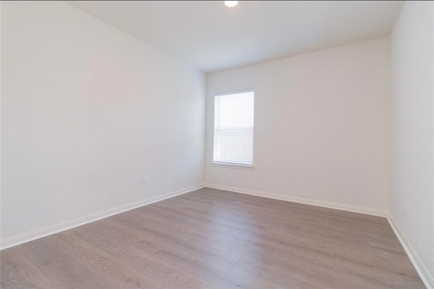 Building Photo - 15310 Albert Oak Dr