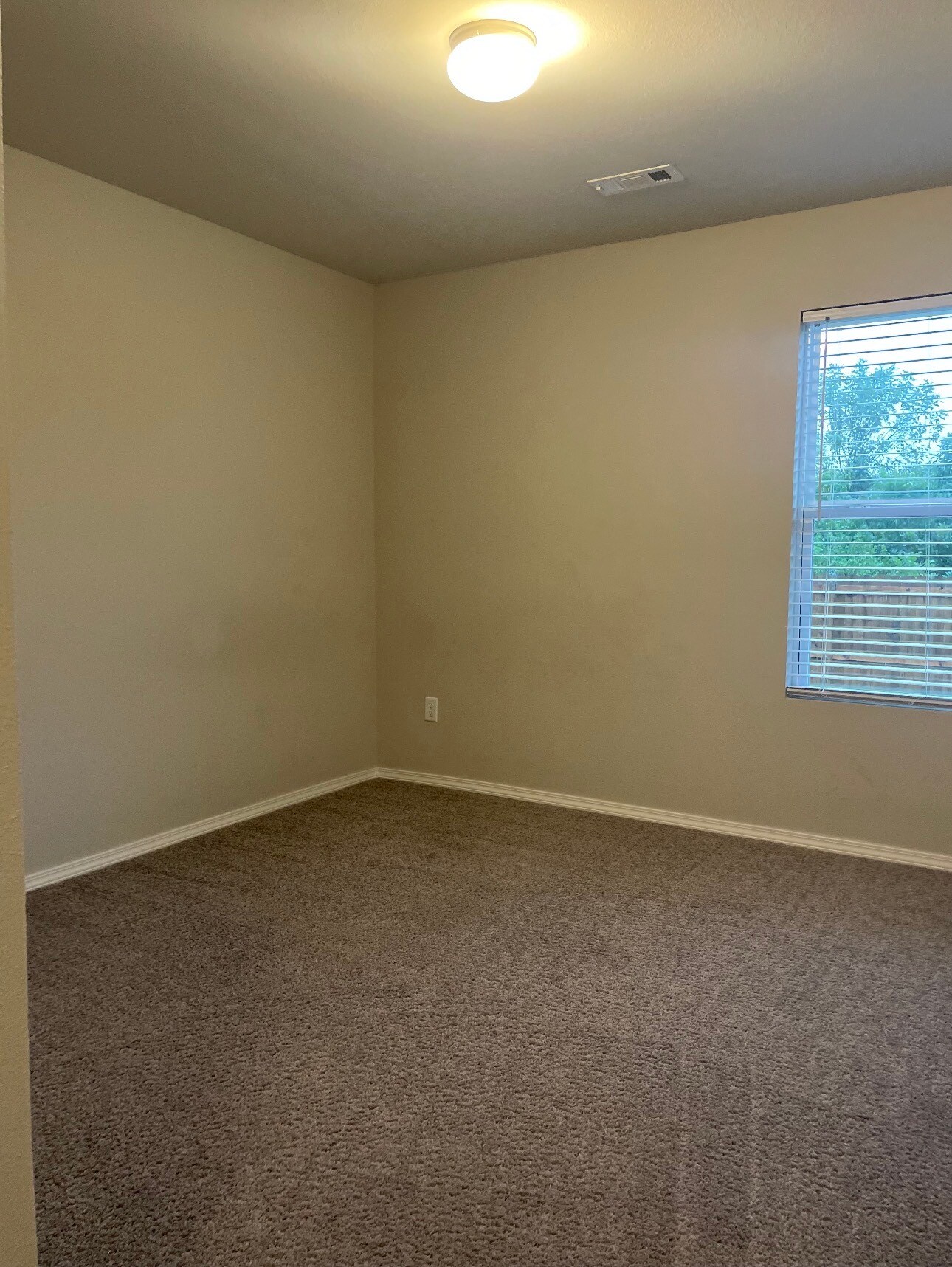 Building Photo - 1191 S Jaybird Ln
