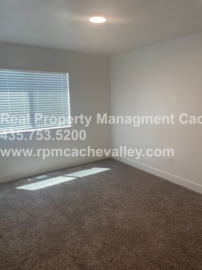 Building Photo - 566 N 245 E