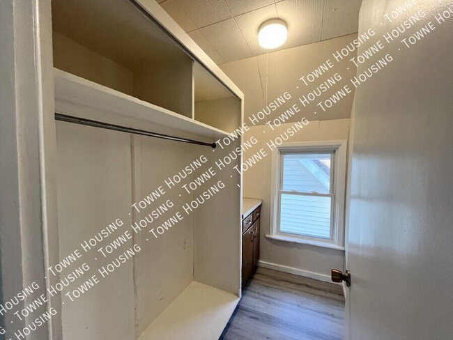 Building Photo - 162 Thompson St