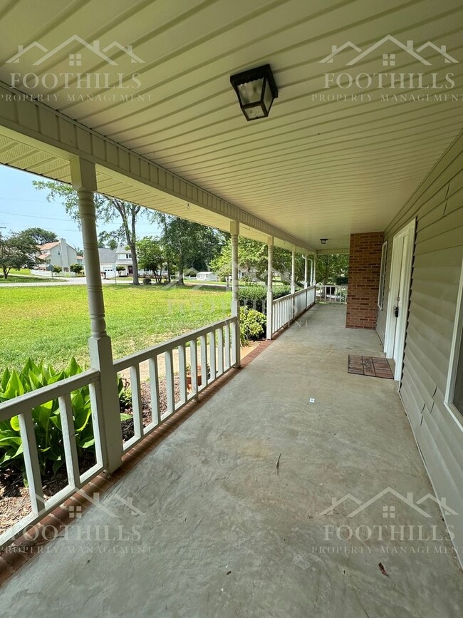 Building Photo - Comfort & Space in a Great Location! 3-Bed...