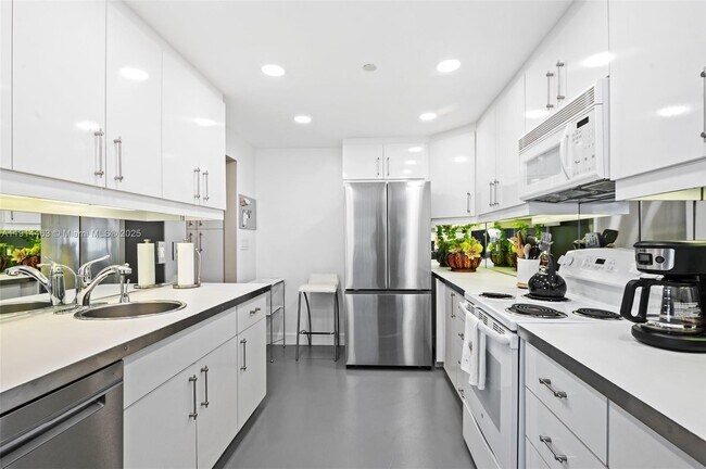 Building Photo - 10205 Collins Ave