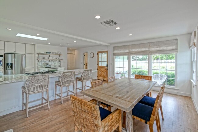 Building Photo - BEAUTIFULLY REMODELED (FURNISHED), 3BR3BA ...