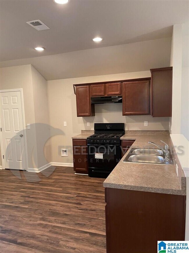 Building Photo - 401 Woodland Trl