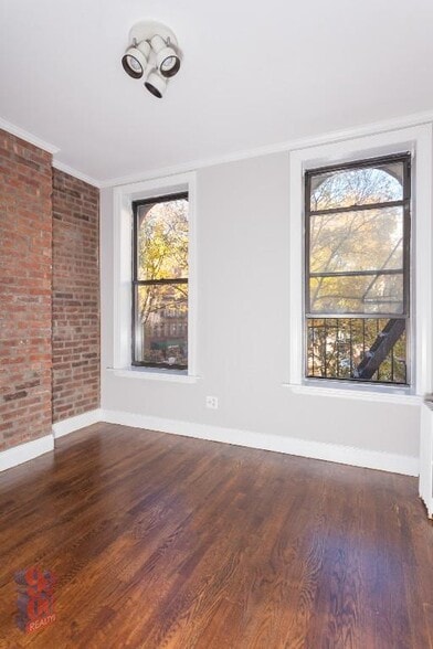 Building Photo - 246 Mott St