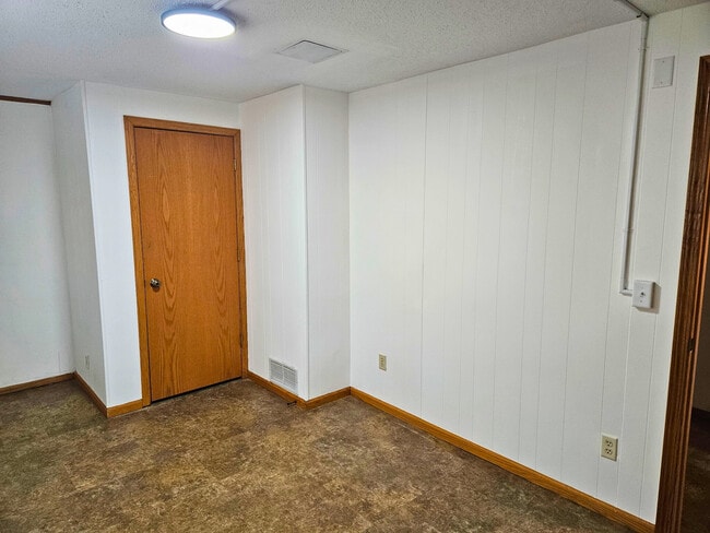 Building Photo - 705 Willow Run St