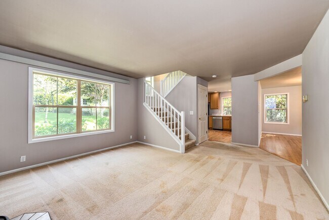 Building Photo - Beautiful Downtown Home