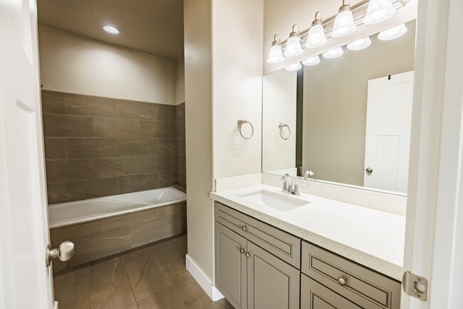 Building Photo - 972 S High Ridge Dr