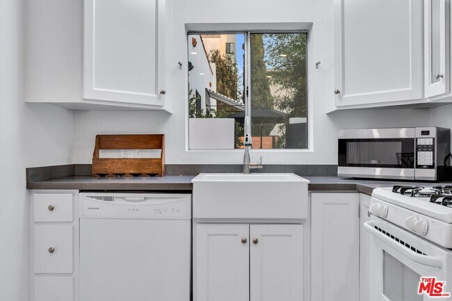 Building Photo - 653 N W Knoll Dr