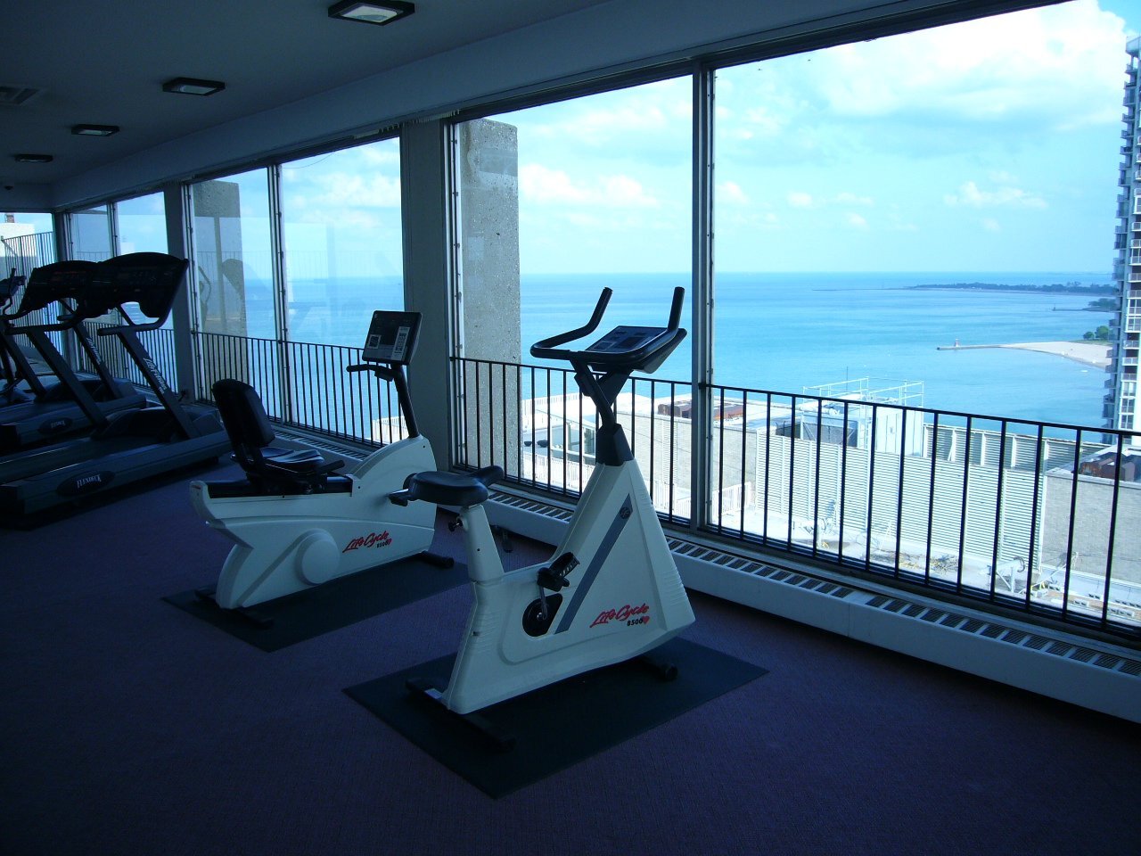 Building Photo - 6171 N Sheridan Rd