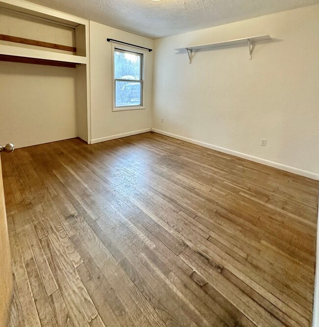 Building Photo - Centrally Located 3BR - 1BA close to every...